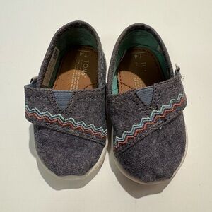 TOMS Tiny Bimini Slip-On Shoes, size T4.